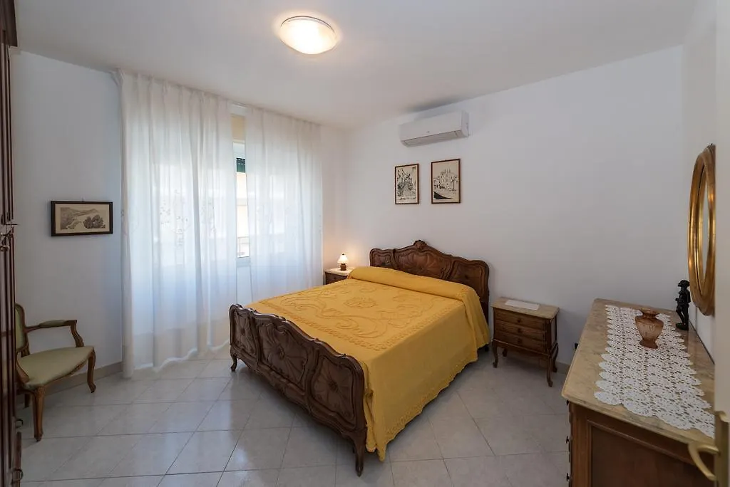Domitilla House Finale Ligure 0*,
